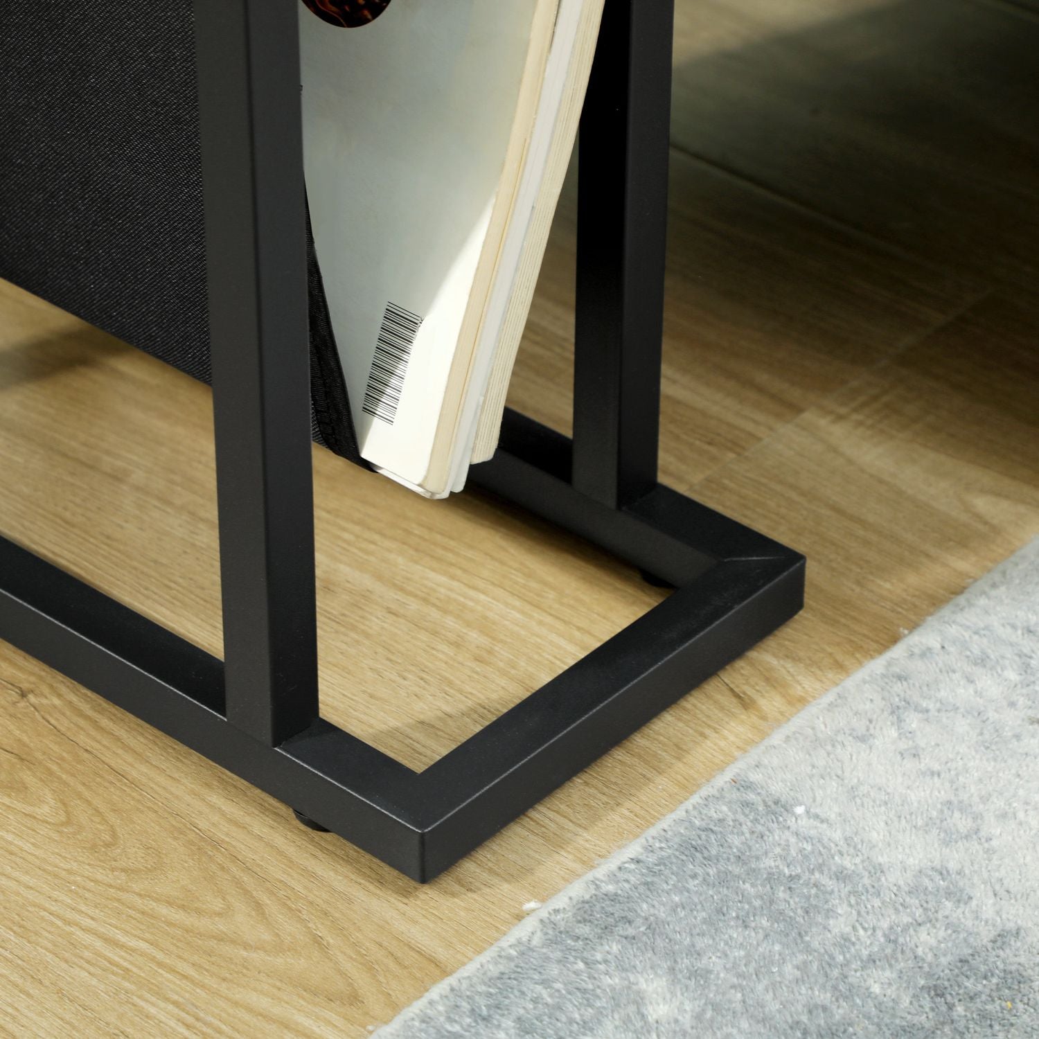 Svart sidobord i metall och glas med förvaringsväska i tyg