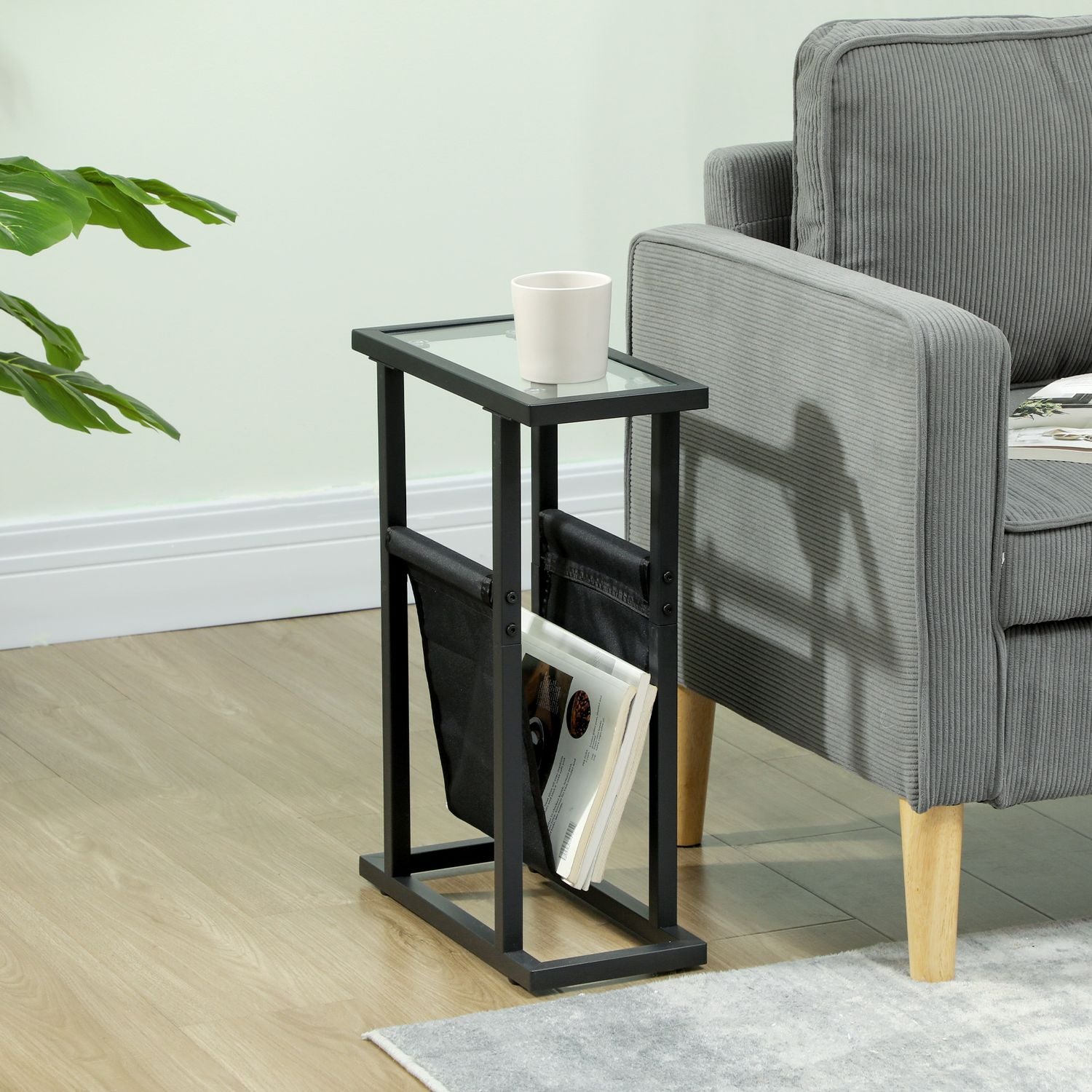 Svart sidobord i metall och glas med förvaringsväska i tyg