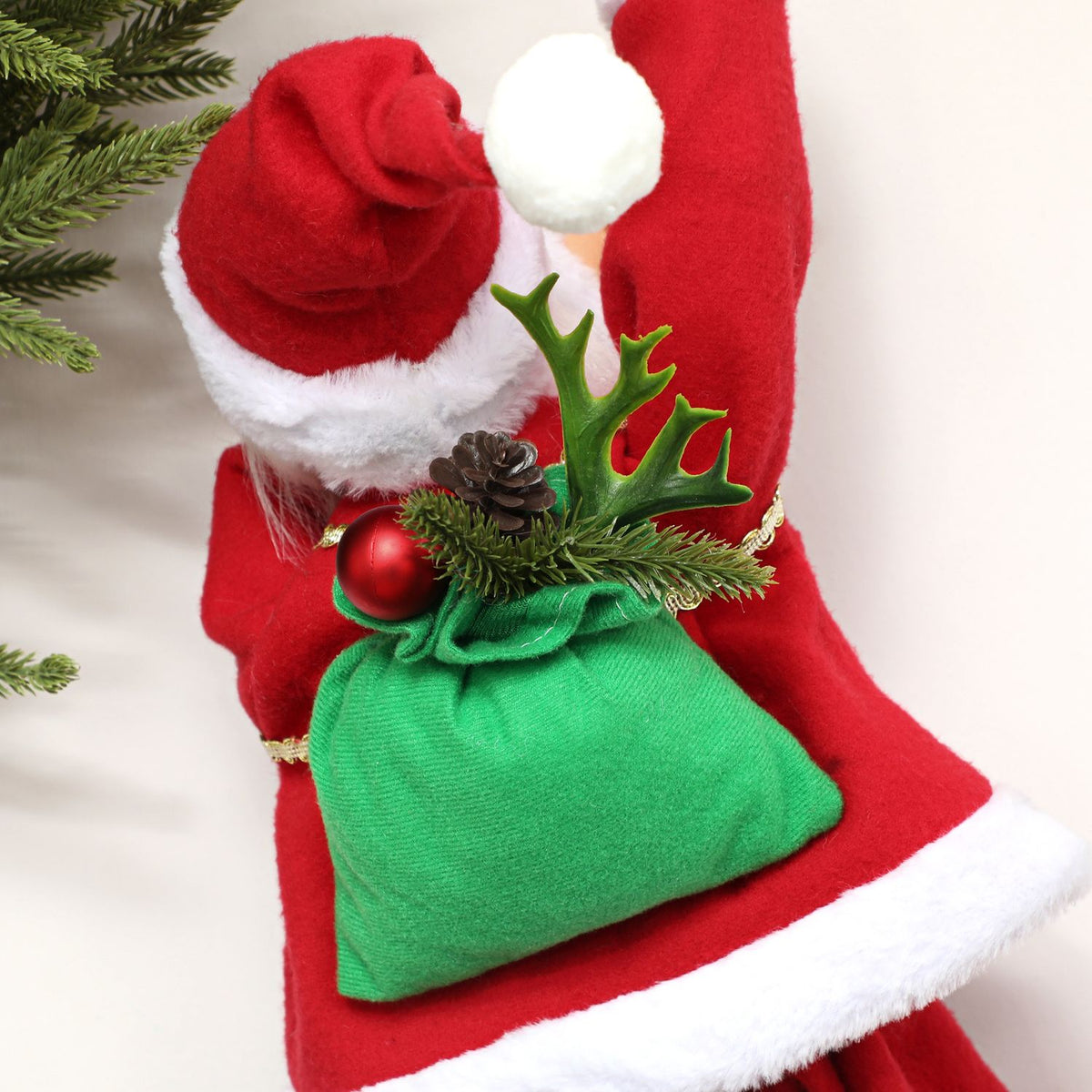 Klimmende zingende kerstman van 60 cm met cadeau en geluid