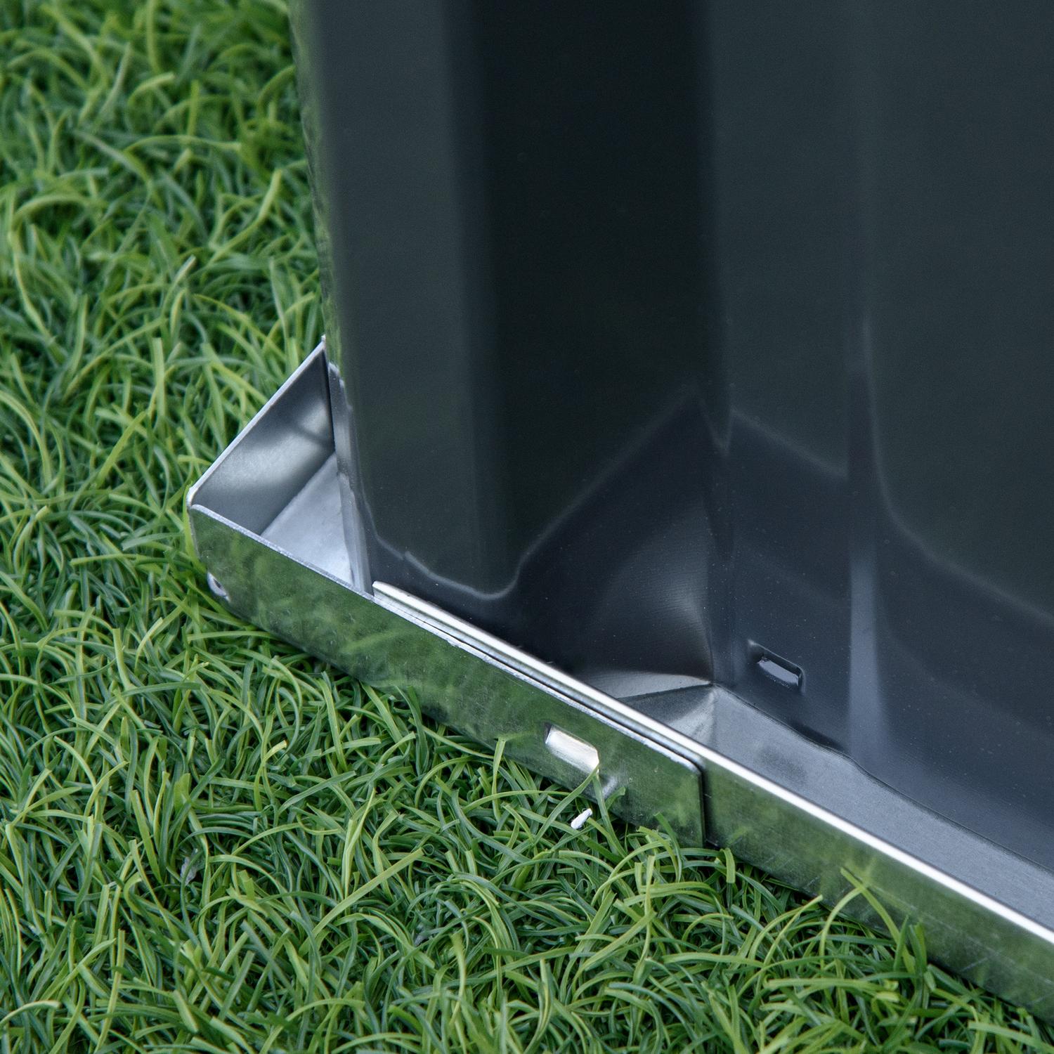 Stålupphöjd trädgårdssäng med växtskyltar och handskar