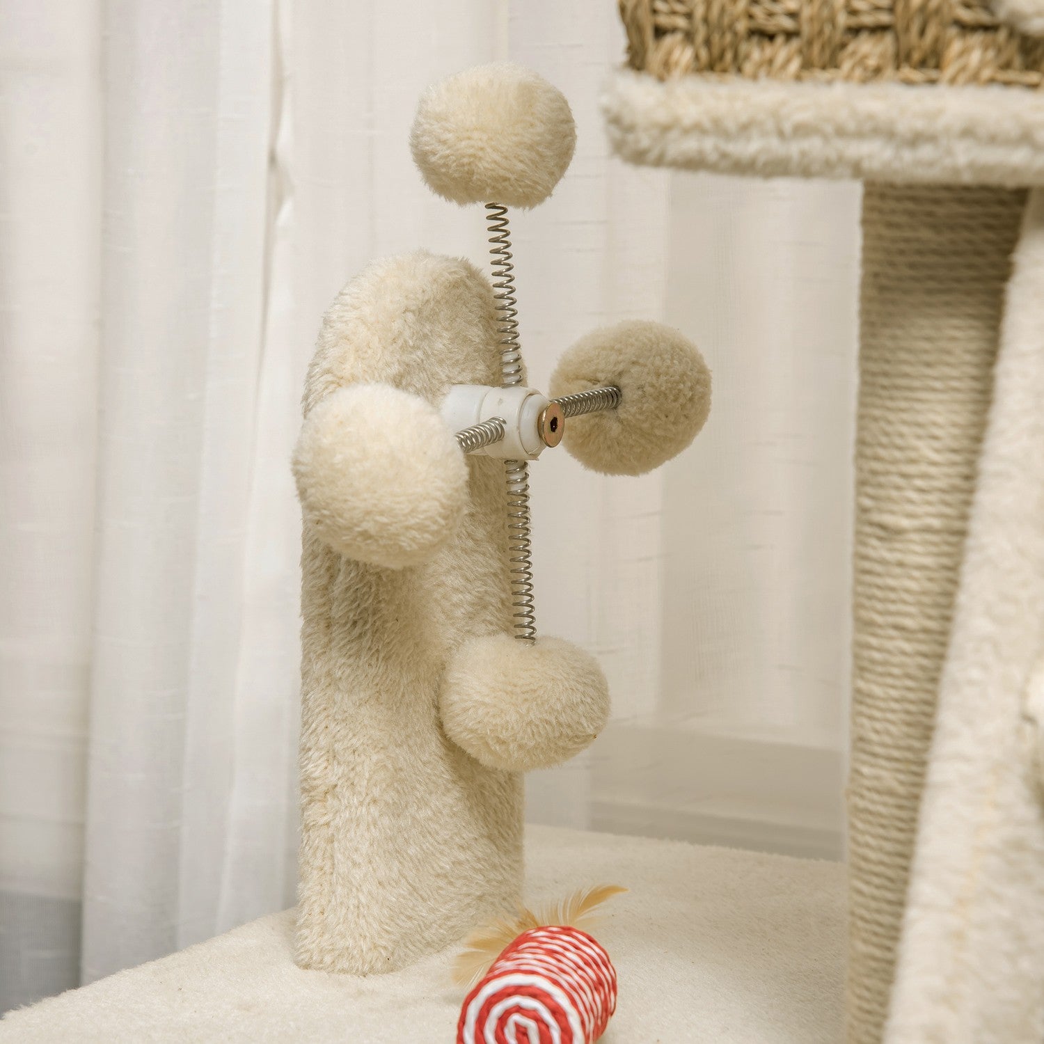 Stor kattskrapstolpe med grotta och leksaker – 130 cm