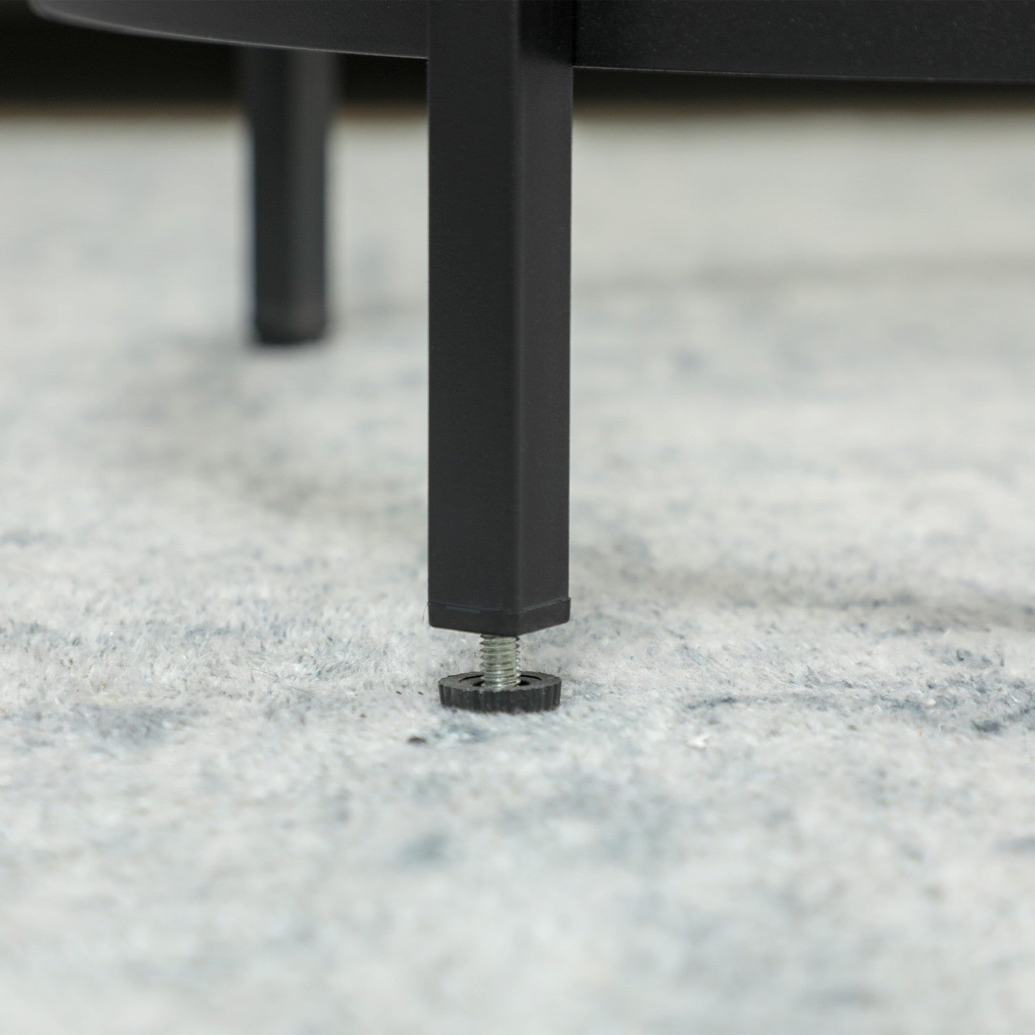 Svart runt sidobord – Glasskiva, metallstomme, Ø48 x 54,7 cm