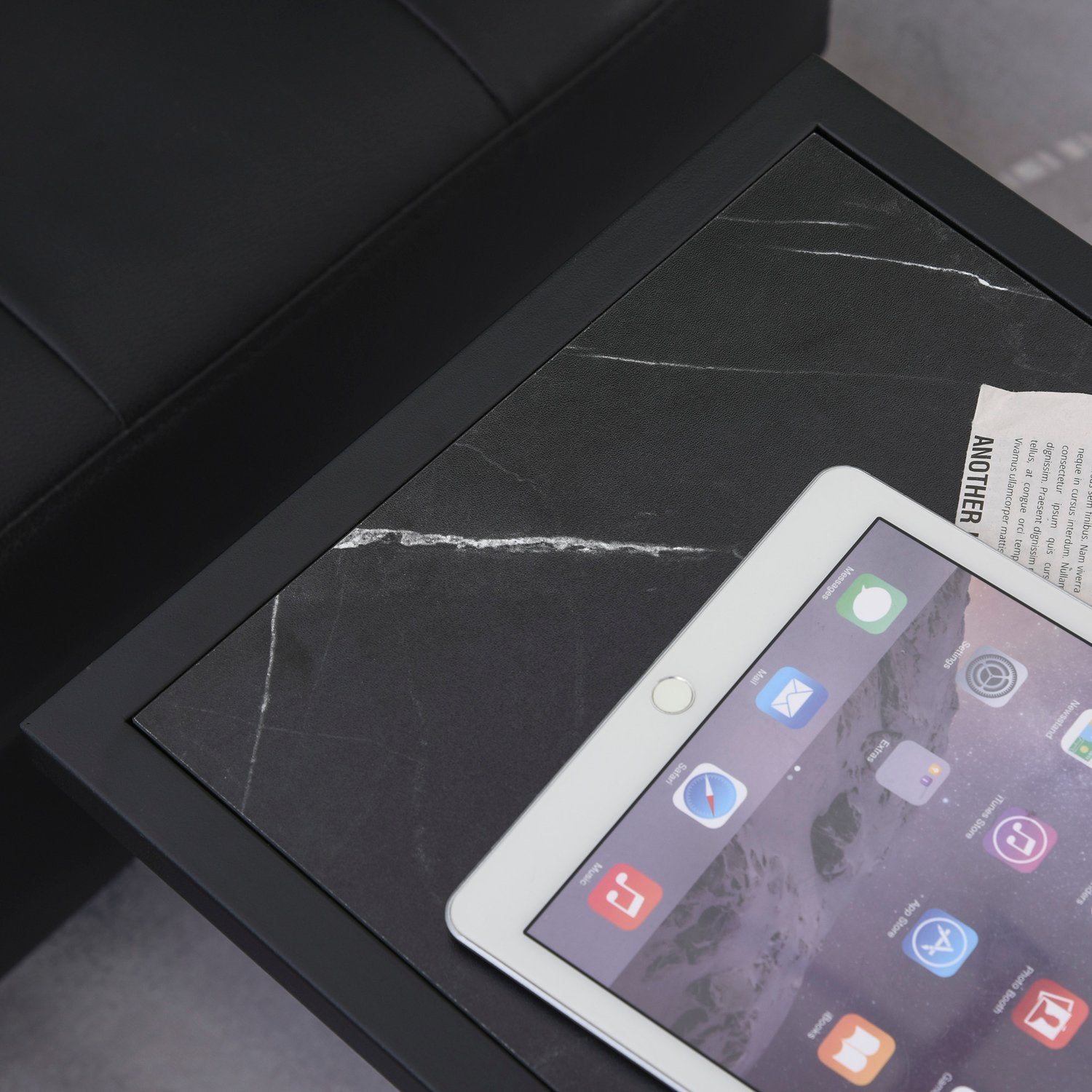 Svart soffbord, marmorfinish, metallstomme, 45x30x51,5 cm