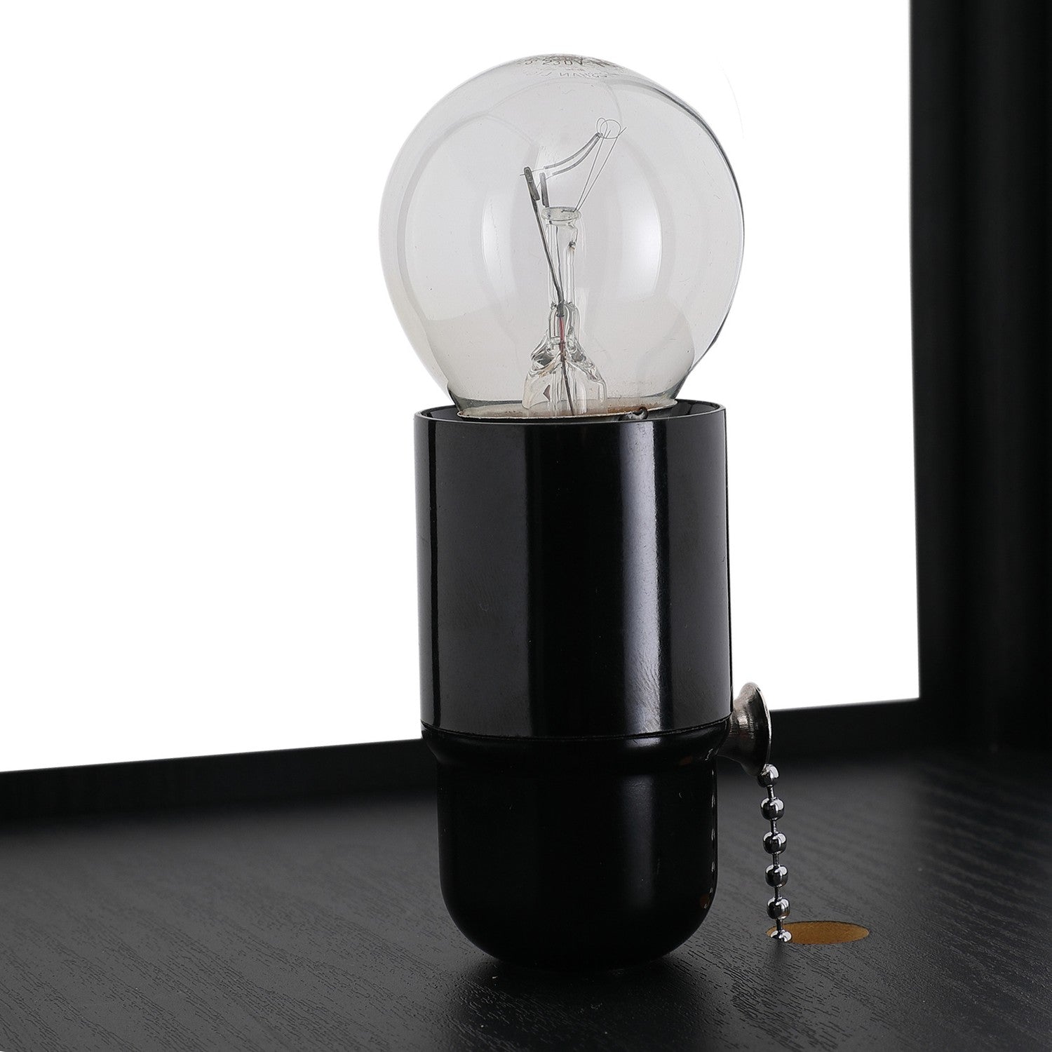 Svart trägolvlampa med hyllor, E27 sockel, 160cm