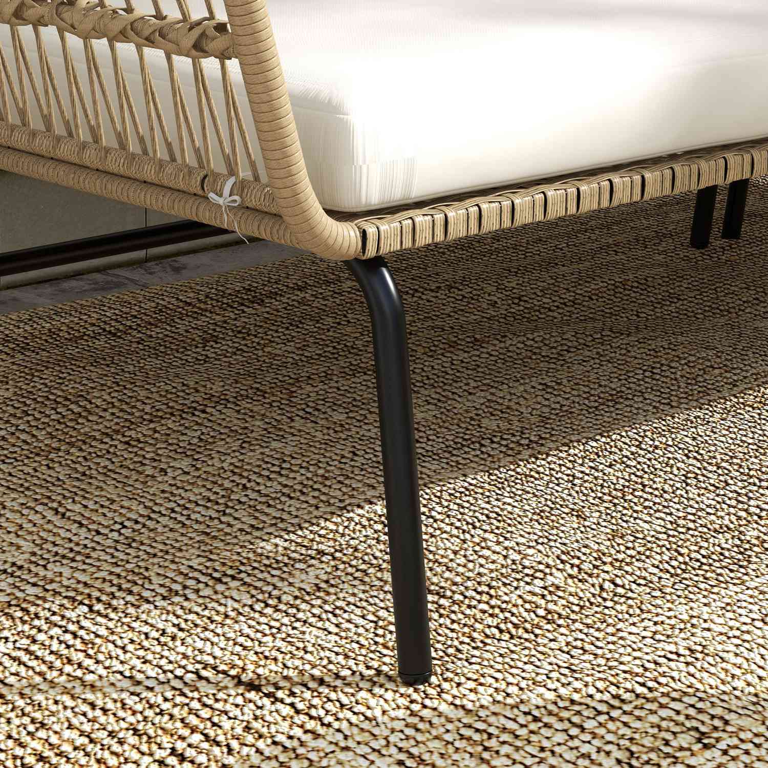 Trädgårdsmöbler i rotting med stol, bord och kuddar