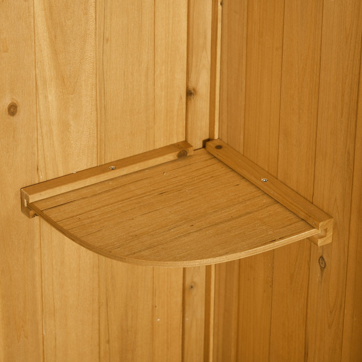 Trädgårdsredskapsbod i trä med hyllor, asfalttak, fönster