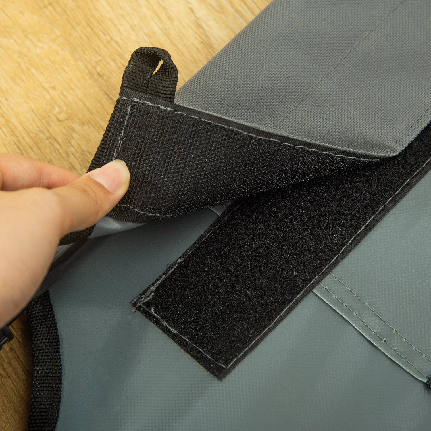 Upphöjd hundsäng utomhus med kapell, tyg som andas, grått