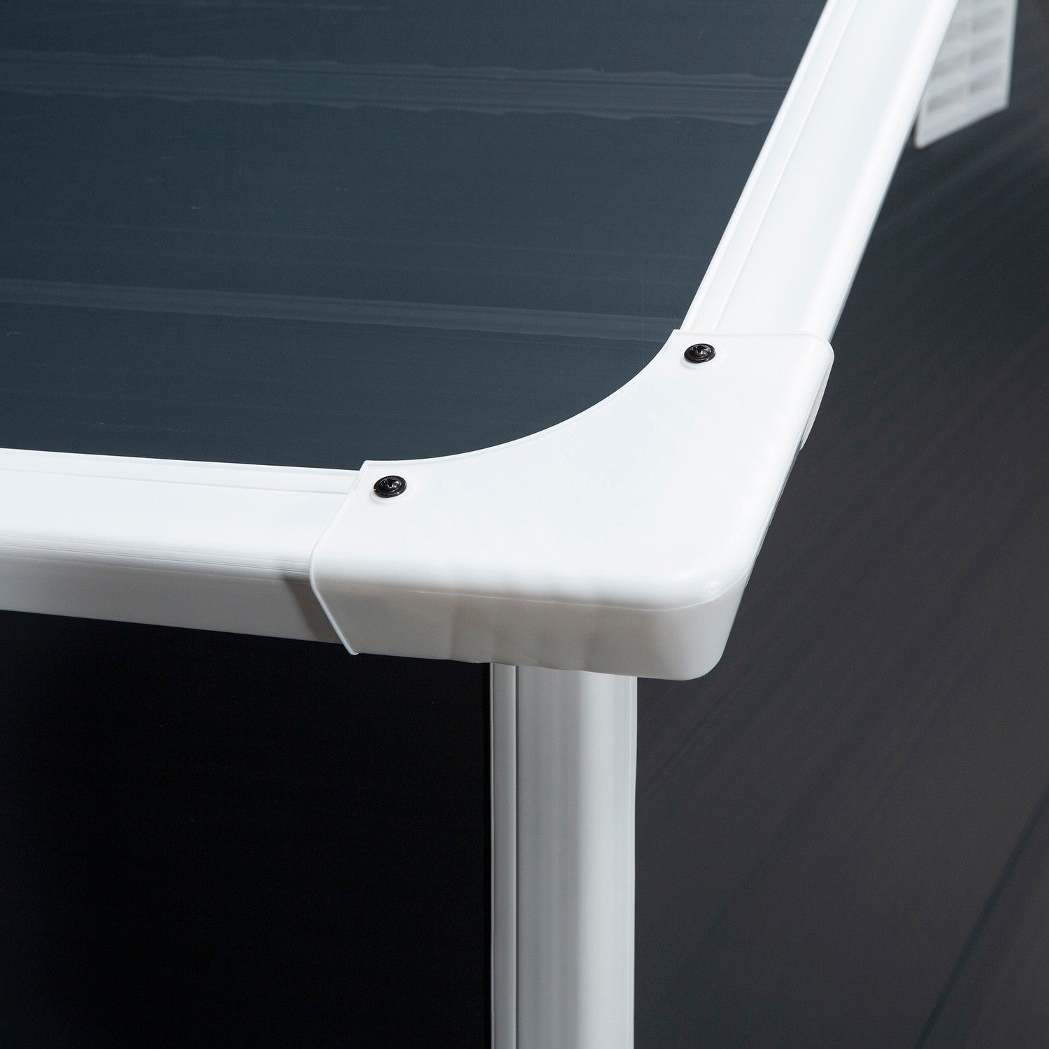 Utomhusredskapsbod i metall med ventilationsfönster, 134 x 104 x 204 cm