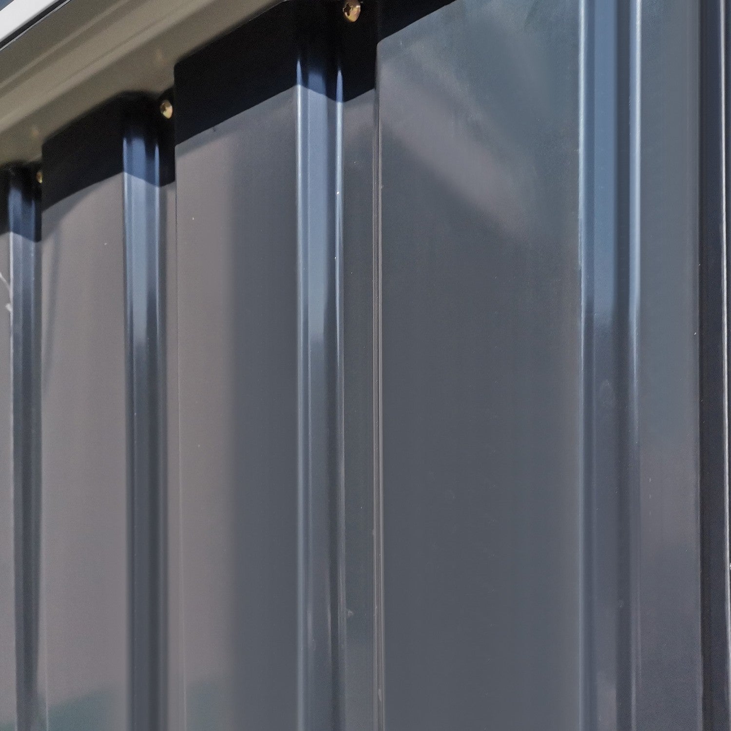 Utomhusredskapsbod i stål med dörr, mörkgrå – 142 x 84 x 189 cm