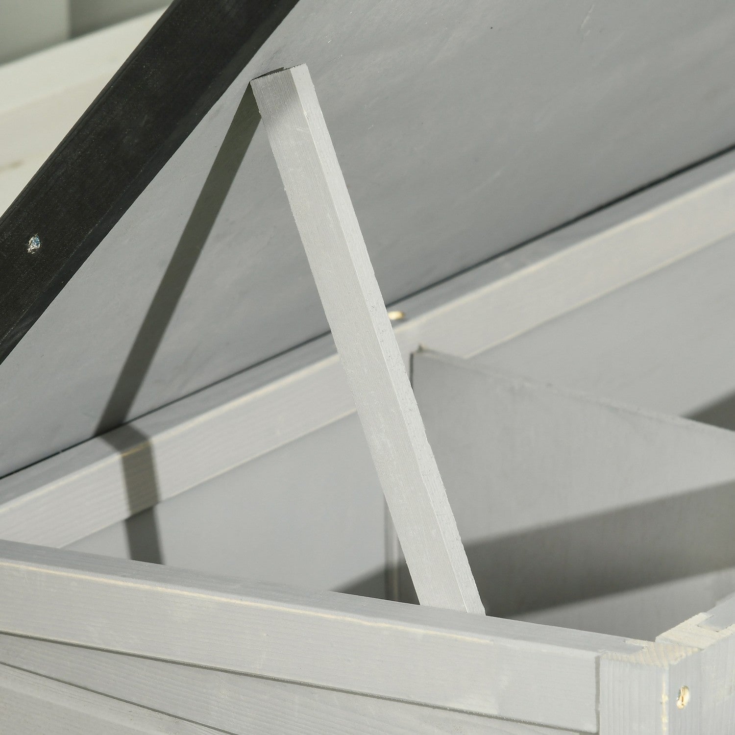 Utomhus vintertät kaninbur, gran, gångjärnstak