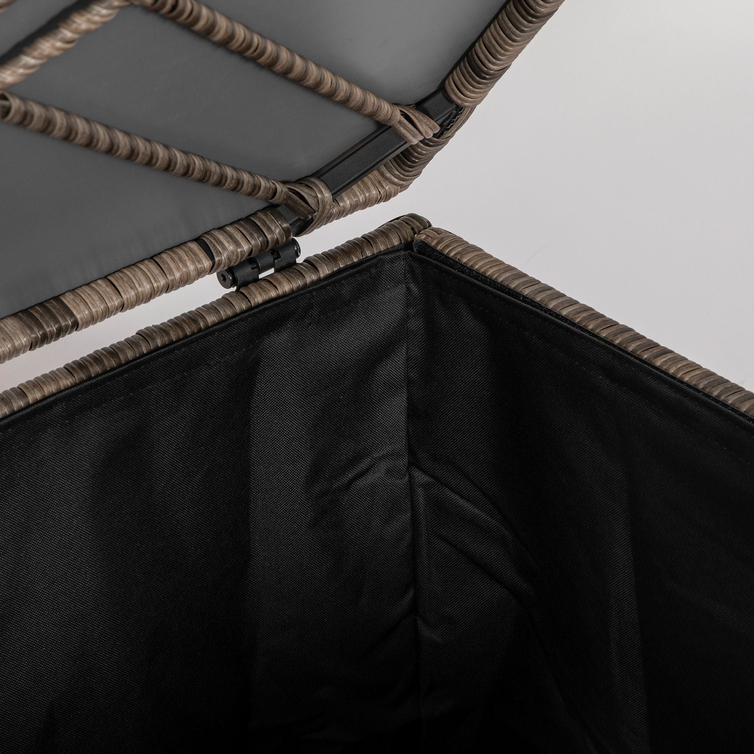 Väderbeständig förvaringslåda i polyrattan med autolyftlock