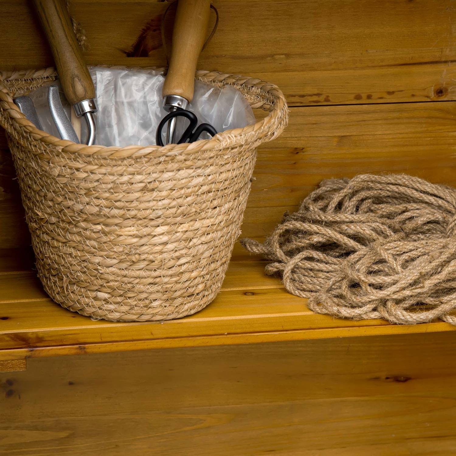 Väderbeständigt trädgårdsskjul i trä med hyllor, 2 dörrar