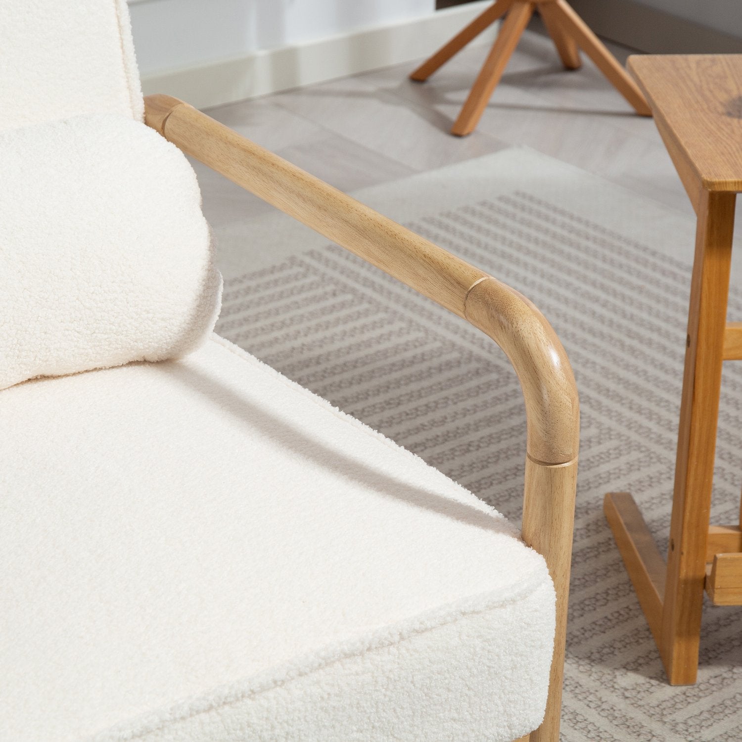 Vit Bouclé stoppad fåtölj – Avkoppling & läsning