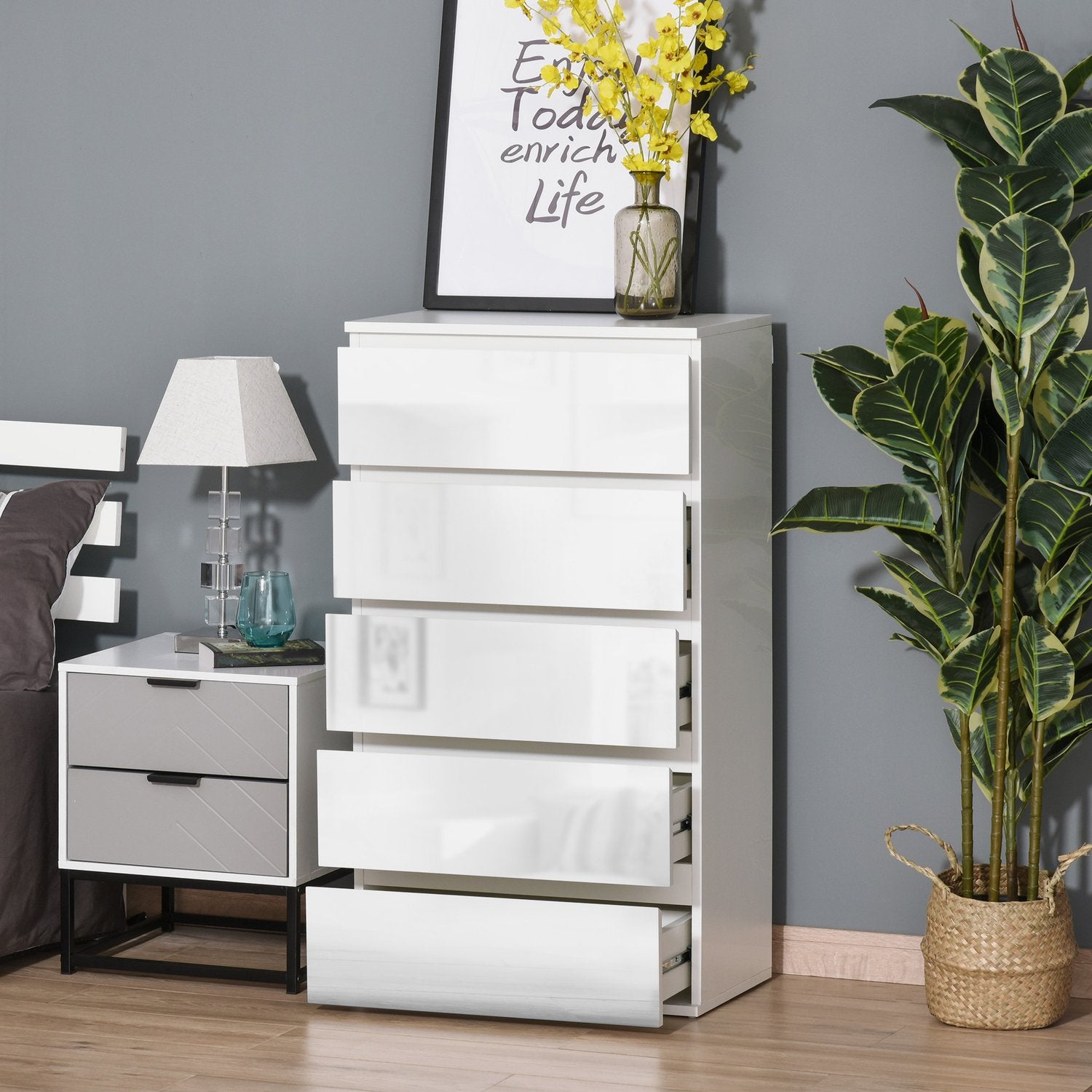 Vit byrå med 5 tippskyddande flikar, 55x34x100 cm