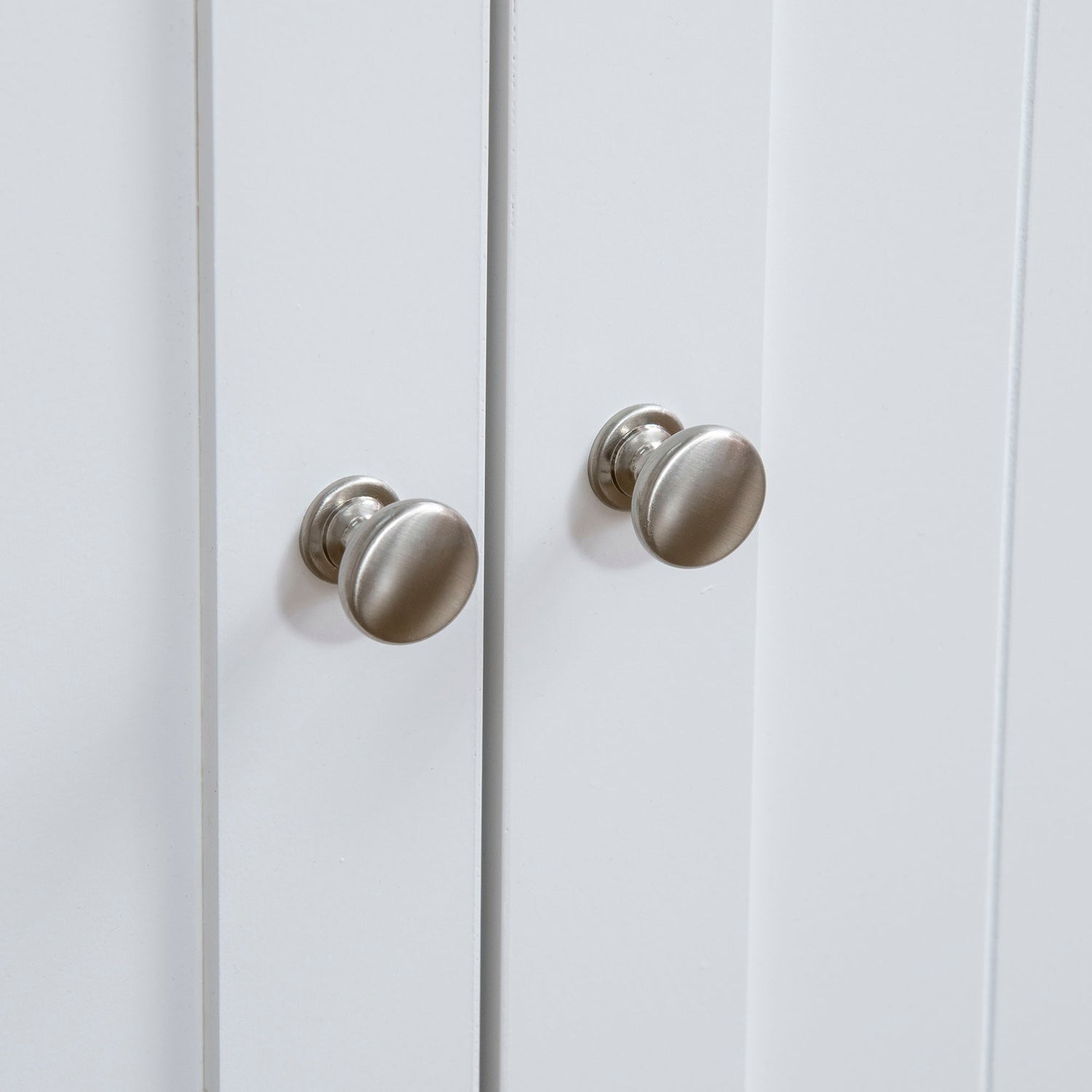 Vit kattsandskåp med justerbar avdelare 86cm