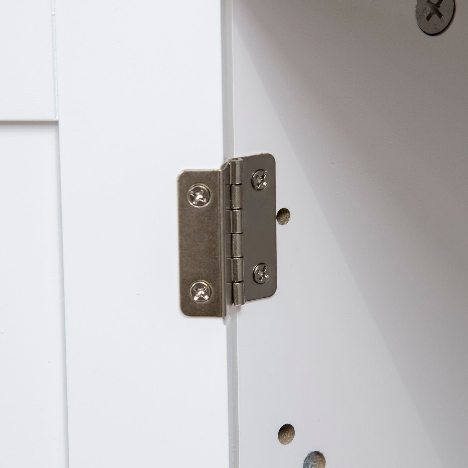 Vit kattsandskåp med justerbar avdelare 86cm