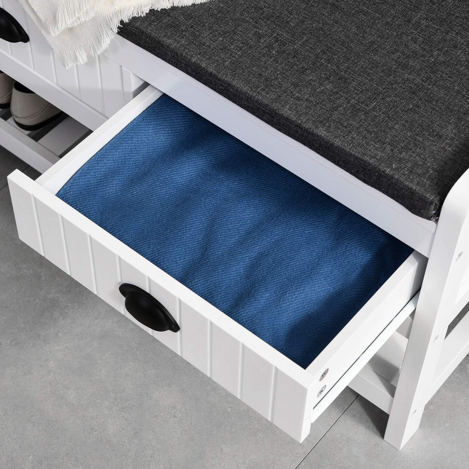 Vit klädhängare och skobänk med krokar – Entréförvaring