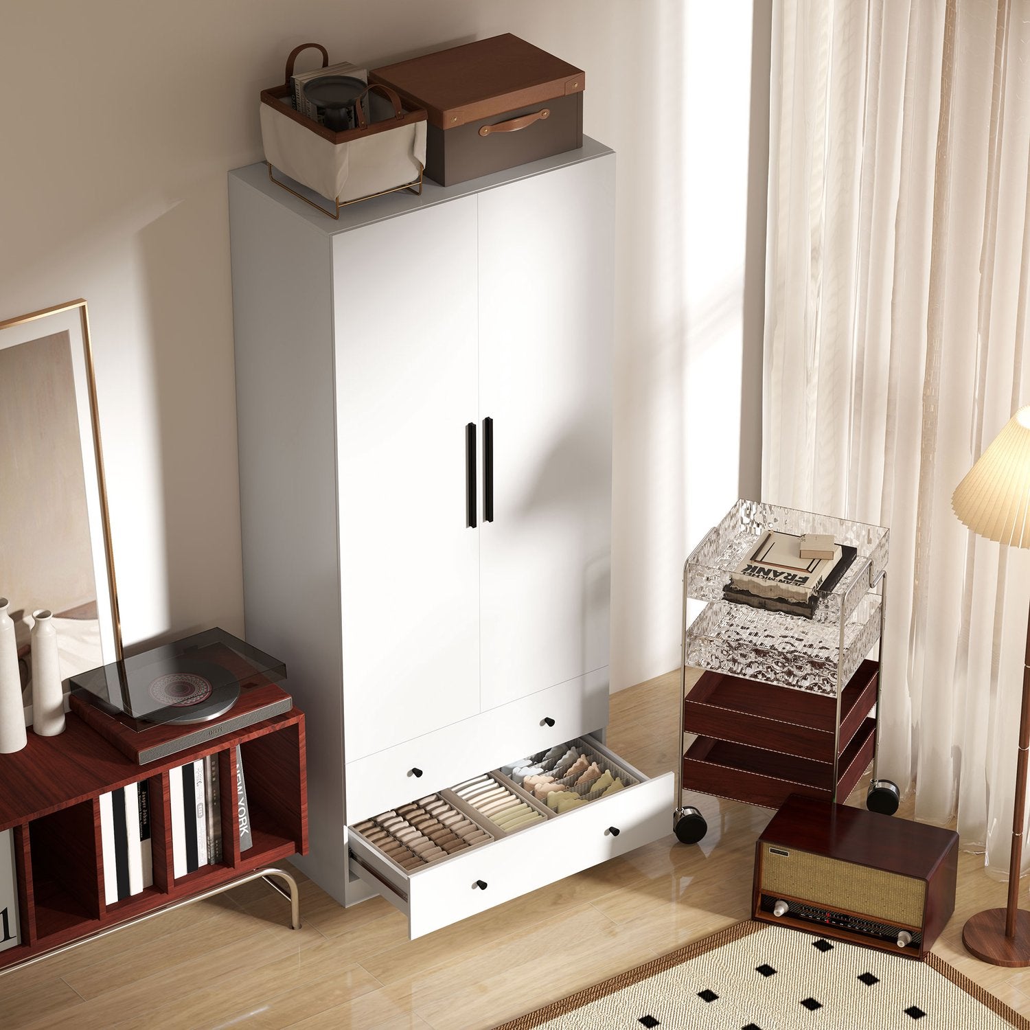 Vit tvådörrars garderob med klädstång och lådor